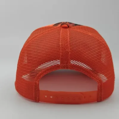 gorra de camo personalizada con bordado d rojo