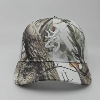gorra de camo personalizada con bordado d blanco