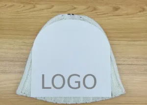 Gorro de punto con inserto de cartón y logotipo personalizado.