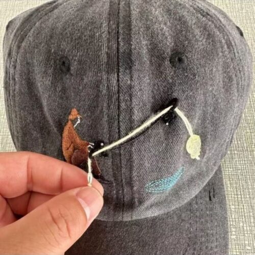Casquette de pêche à broderie interactive devant charbon de bois